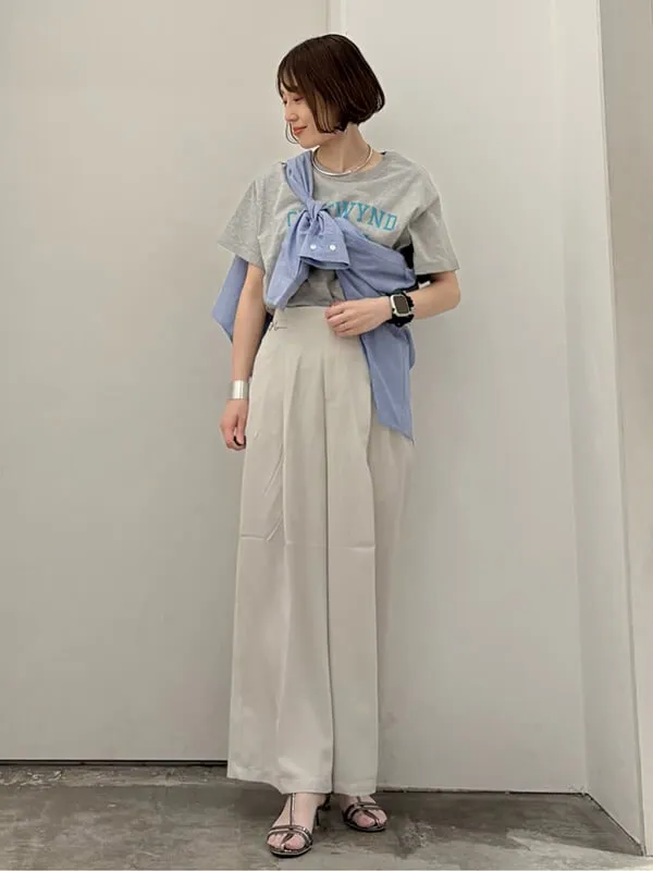 グレーのカレッジロゴT×きれいめパンツで大人仕様のプレッピースタイル | Tシャツ コーデ