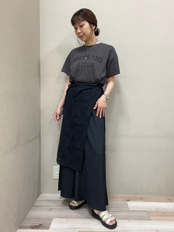 ブラックコーデを軽やかに見せる夏に使えるチャコールグレーT | Tシャツ コーデ
