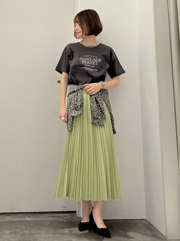 Tシャツをエレガントにランクアップさせる華やぎプリーツスカート | Tシャツ コーデ
