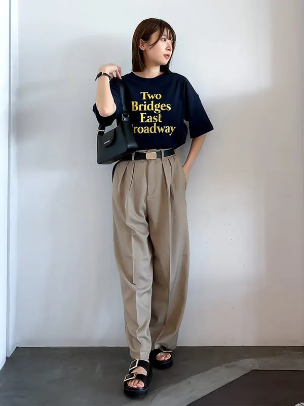 きれいめタックパンツやレザーバッグでロゴTにクラス感を | Tシャツ コーデ