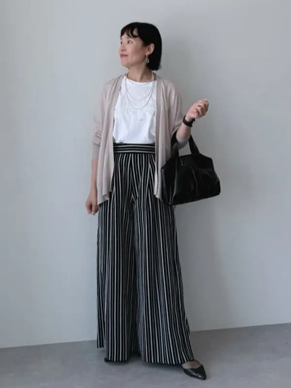 ストライプ柄のワイドパンツとシアーカーデなら知的見せが実現 | Tシャツ コーデ