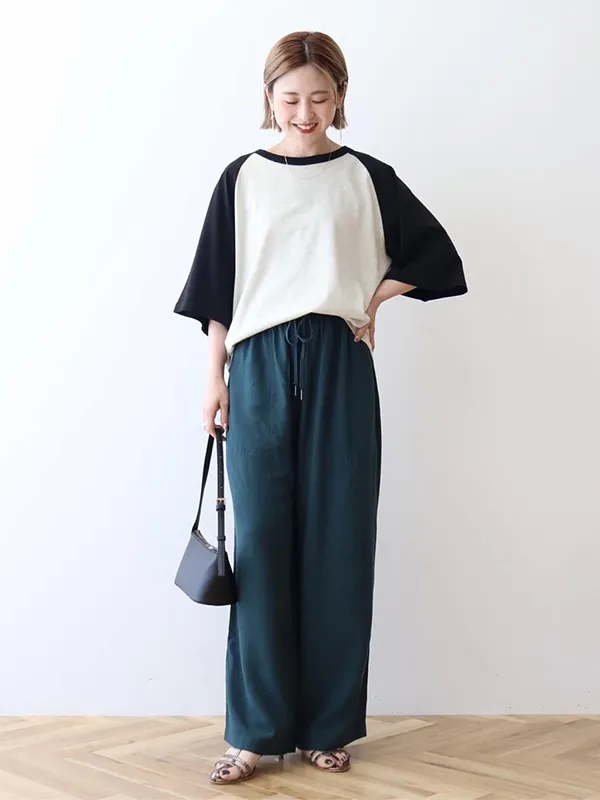 リラクシーなワイドパンツコーデはきれいめサンダルで引き締め | ワイドパンツコーデ完全ガイド｜失敗しない着こなし術【2025年最新】