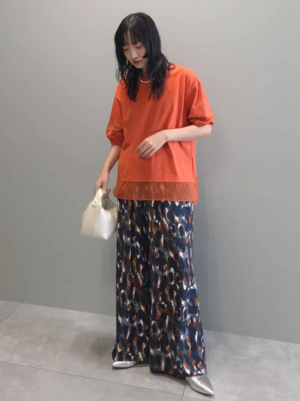 シルバーのシューズで夏のワイドパンツルックにエッジを効かせて | ワイドパンツコーデ完全ガイド｜失敗しない着こなし術【2025年最新】