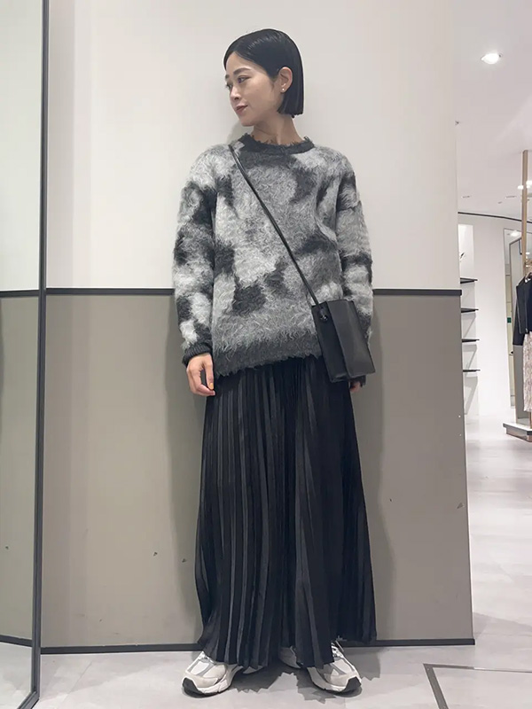 艶のあるプリーツスカートでつくるモードなモノトーンコーデ | 冬服 レディース