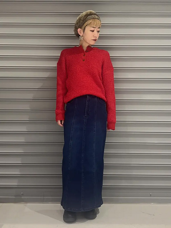 トレンドのレッドのニットを日常着に落とし込むデニムのロングスカート | 冬服 レディース