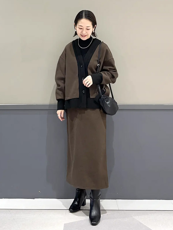 シックなカラー&ナロースカートでオフィスもOKなセットアップコーデ | 冬服 レディース
