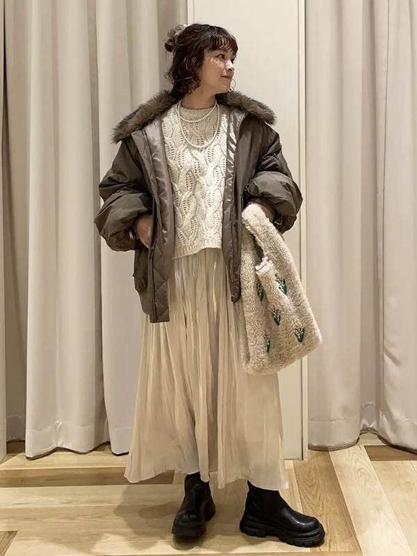 辛口アウターでフレアスカートの甘さを抑えたカジュアルデートコーデ | 冬服 レディース