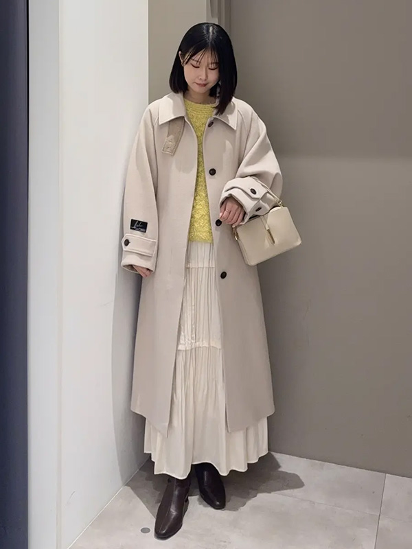 上品さ溢れるロング丈のコート×スカートはきちんとした場所にもマッチ | 冬服 レディース
