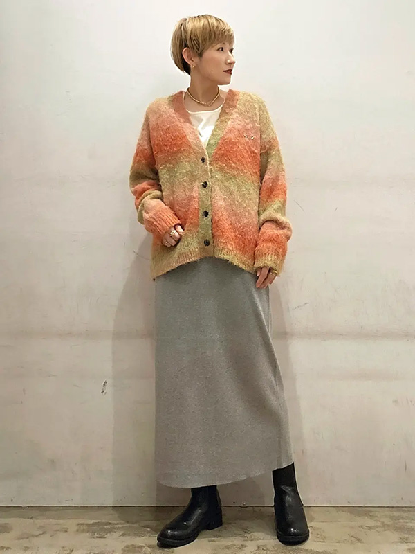 どんなカラーとも合わせやすくデイリーに馴染むグレーのニットスカート | 冬服 レディース