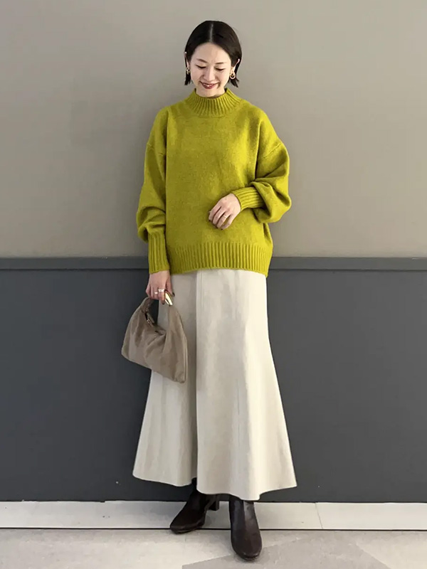 カラーニットをまろやかに女性らしさ満点のアイボリーのマーメイドスカート | 冬服 レディース