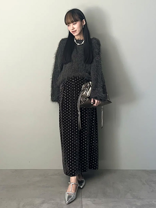 ドレッシーなドット柄のスカートを旬なニットでカジュアルダウン | 冬服 レディース