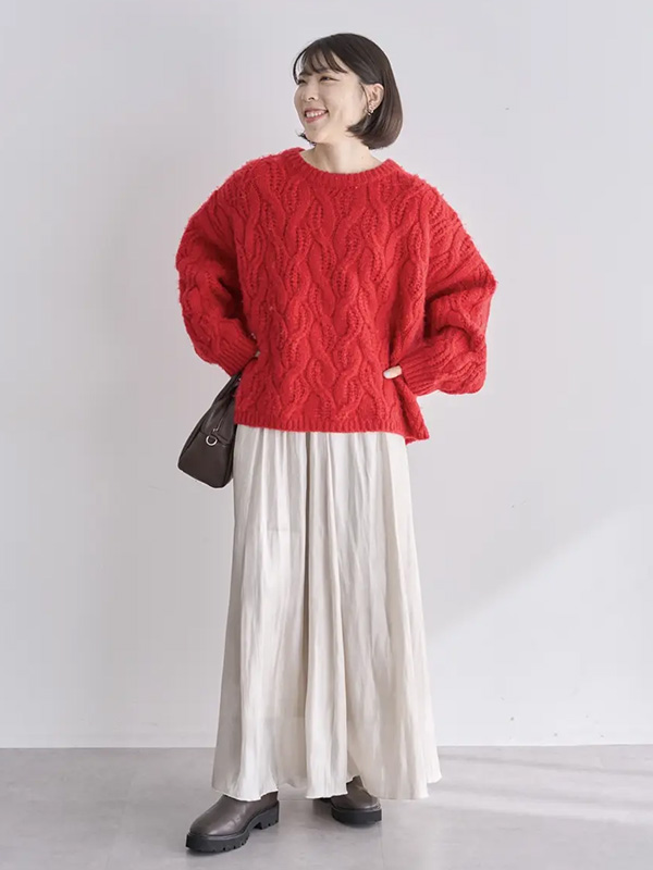 落ち感のあるサテンフレアスカートで冬コーデを軽やかに | 冬服 レディース