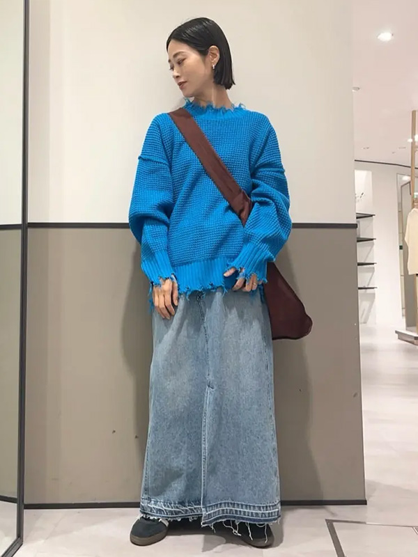 ハンサム派におすすめなデニムと好相性のブルーニット | 冬服 レディース