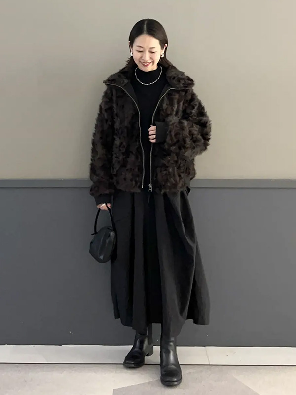 レオパード柄アウターでオールブラックに立体感をプラス | 冬服 レディース