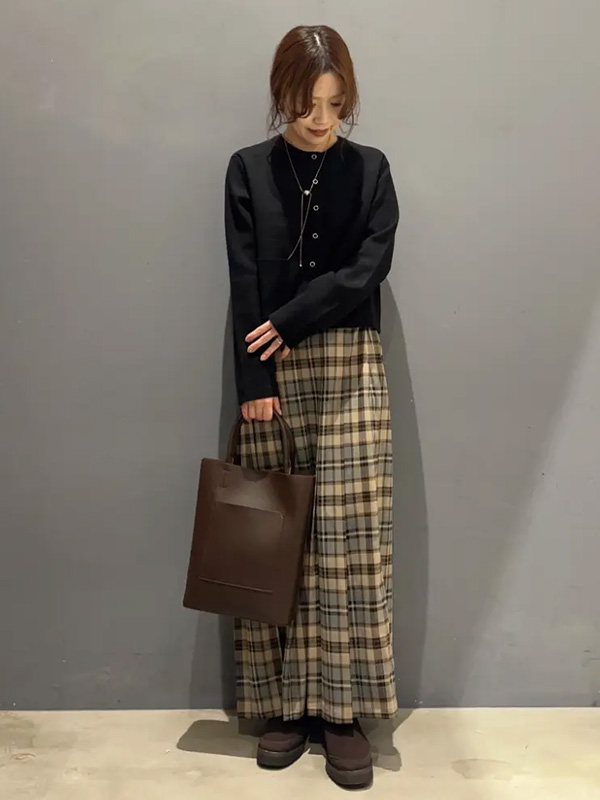 シーズンムードを高めるチェック柄スカートのクラシカルコーデ | 冬服 レディース