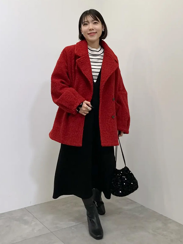 映えるレッドアウターでモノトーンコーデにアクセントを | 冬服 レディース
