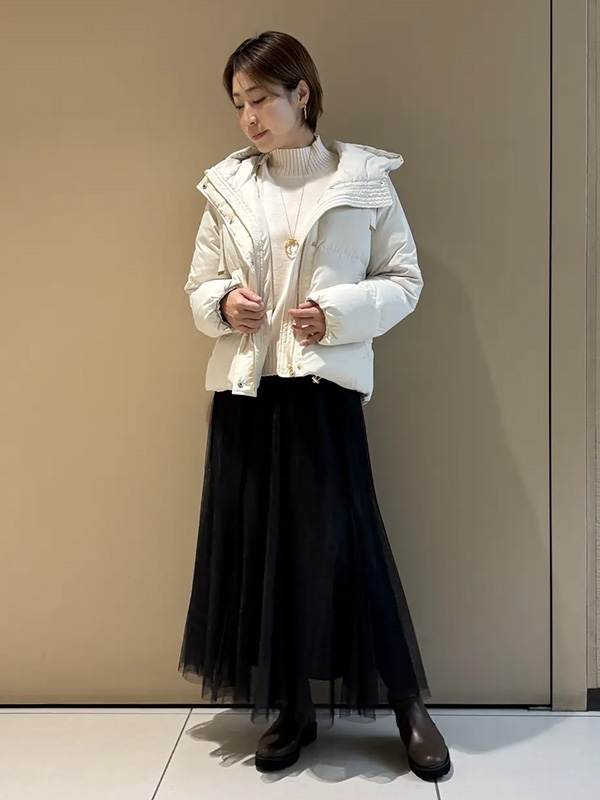 足取りも軽やかになるホワイトダウンのきれいめカジュアル | 冬服 レディース