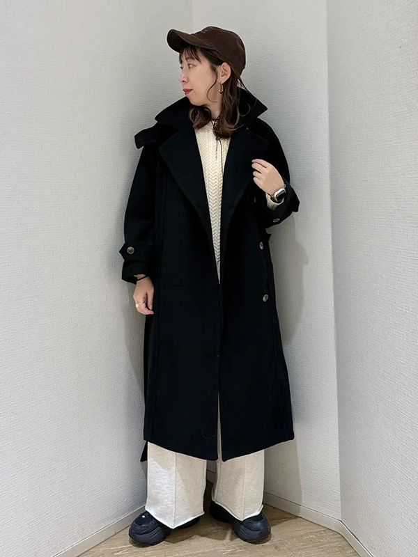 縦ラインをつくるブラックのロングコートで着膨れなし | 冬服 レディース