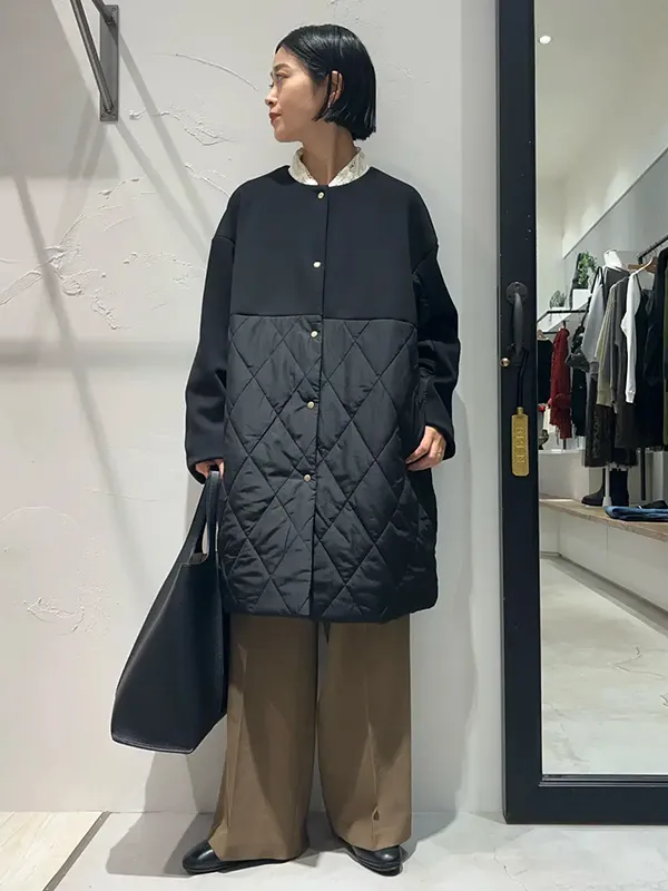 Iラインロングコート&ブラックの縦ラインですっきり映える細見えスタイル |【2026最新】冬服レディースコーデ14選 大人女子へのおすすめ冬スタイル|ストライプクラブ