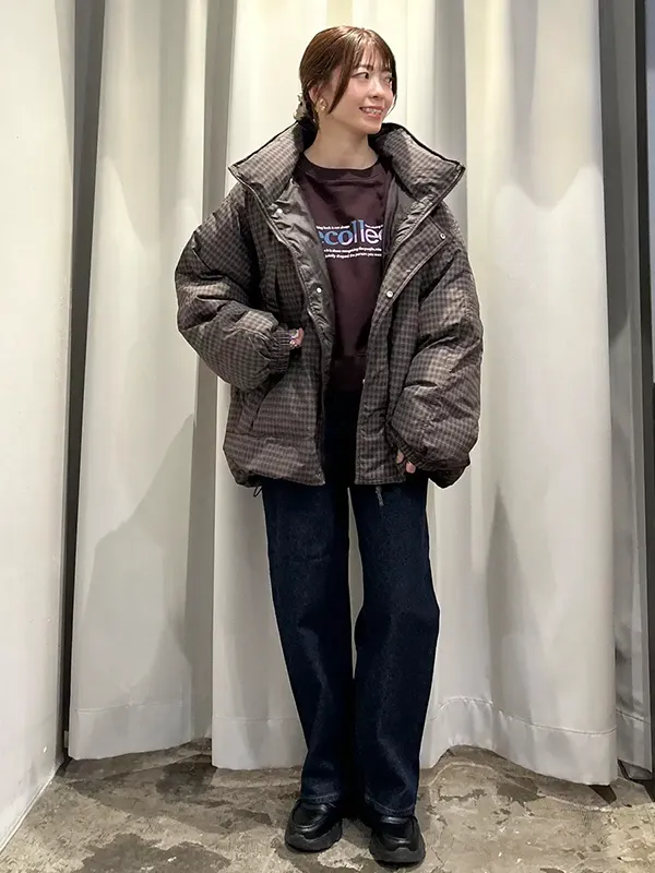 ボリュームアウター×ストレートデニムで脱・着膨れを狙うIラインコーデ |【2026最新】冬服レディースコーデ14選 大人女子へのおすすめ冬スタイル|ストライプクラブ