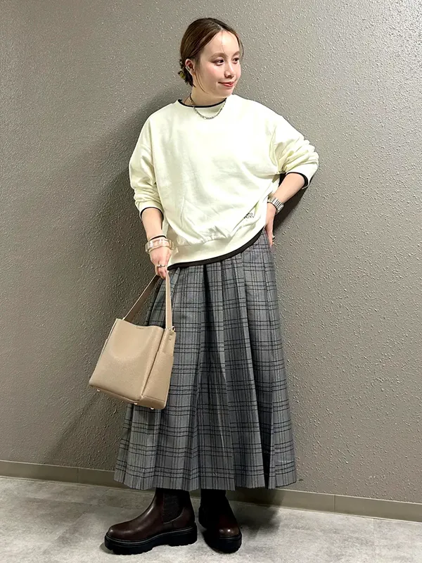 チェック柄スカートが決め手の大人の旬顔トラッドコーデ |【2026最新】冬服レディースコーデ14選 大人女子へのおすすめ冬スタイル|ストライプクラブ