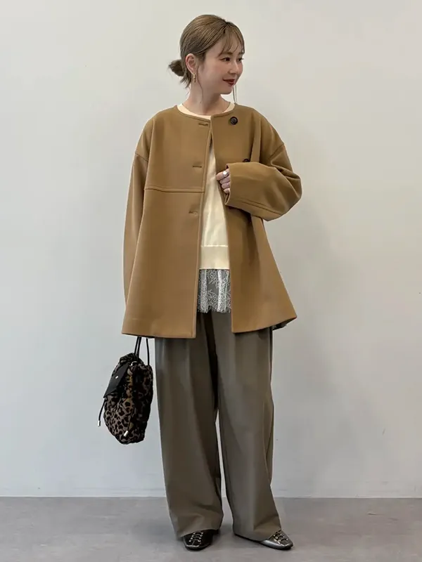 ベージュ系カラーで優しげに彩るフェミニンなワントーンスタイル |【2026最新】冬服レディースコーデ14選 大人女子へのおすすめ冬スタイル|ストライプクラブ