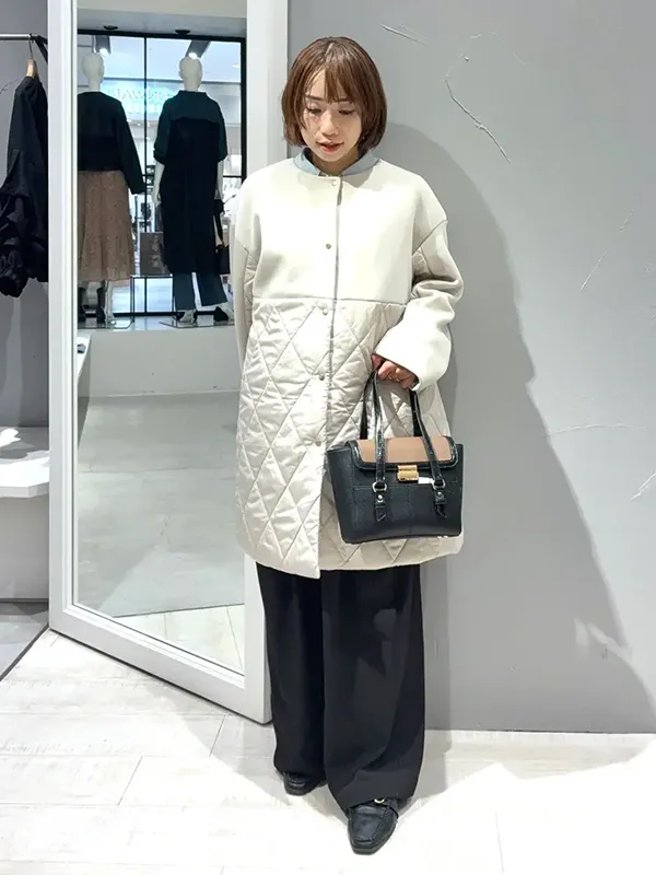 ノーカラーコートできれいに整える品のあるお仕事スタイル |【2026最新】冬服レディースコーデ14選 大人女子へのおすすめ冬スタイル|ストライプクラブ
