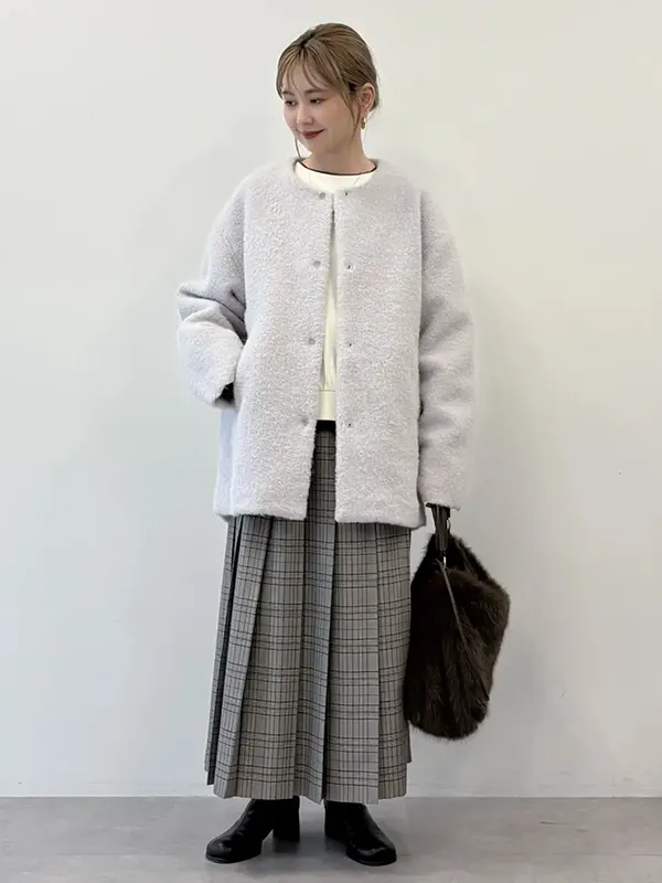 女子会・イベントコーデはふんわり質感アウターとファー小物で着映える |【2026最新】冬服レディースコーデ14選 大人女子へのおすすめ冬スタイル|ストライプクラブ