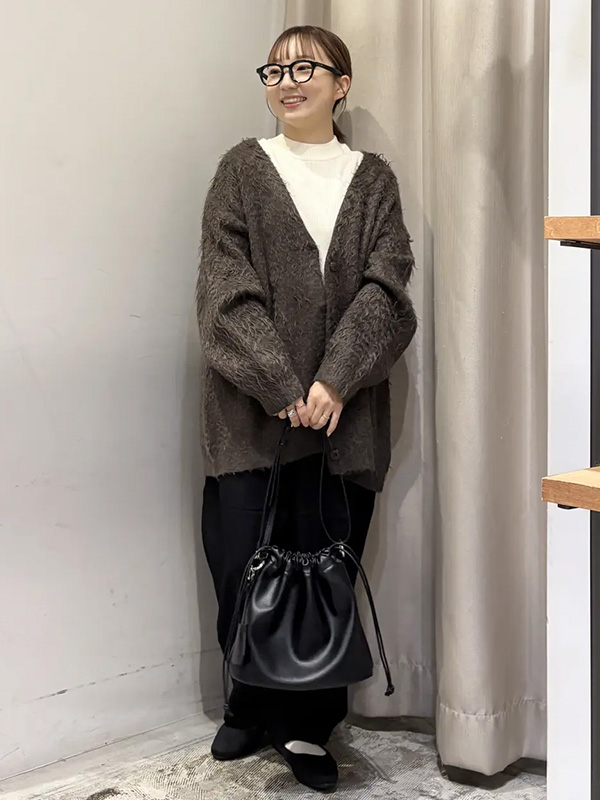 定番カーディガンは旬なシャギー素材で今っぽくアップデート | 冬服 レディース