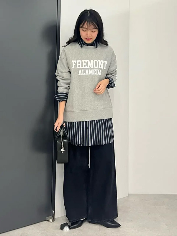 コーデのポイントになるロゴスウェットの大人レイヤード | 冬服 レディース