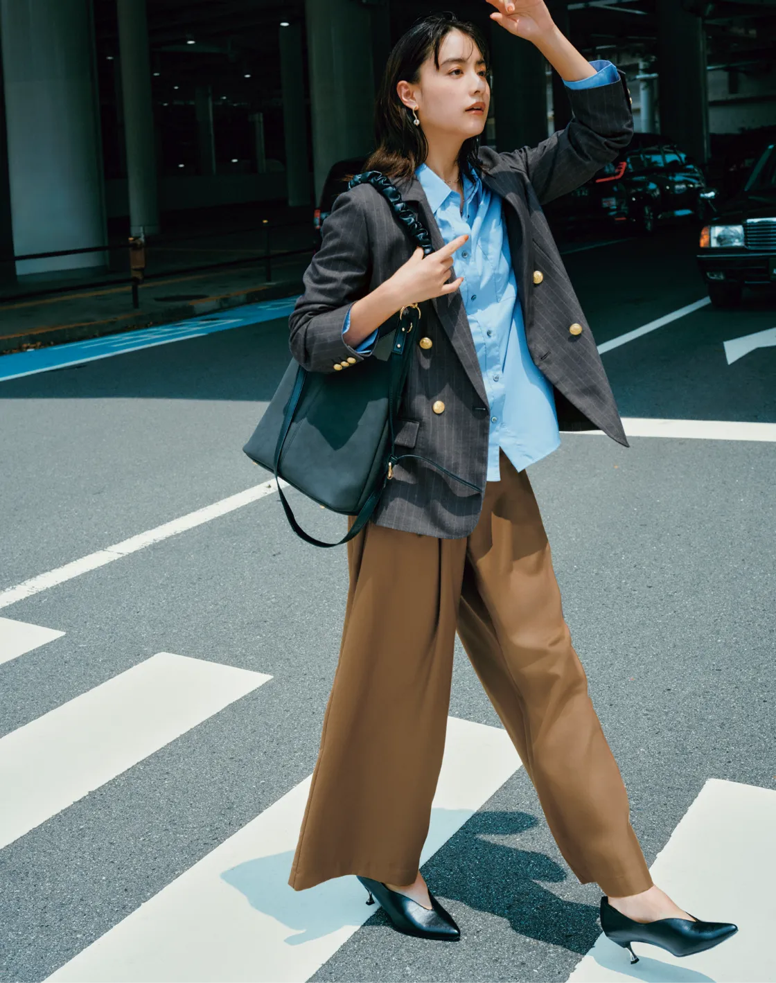 山本美月さん チェックジャケット着用画像