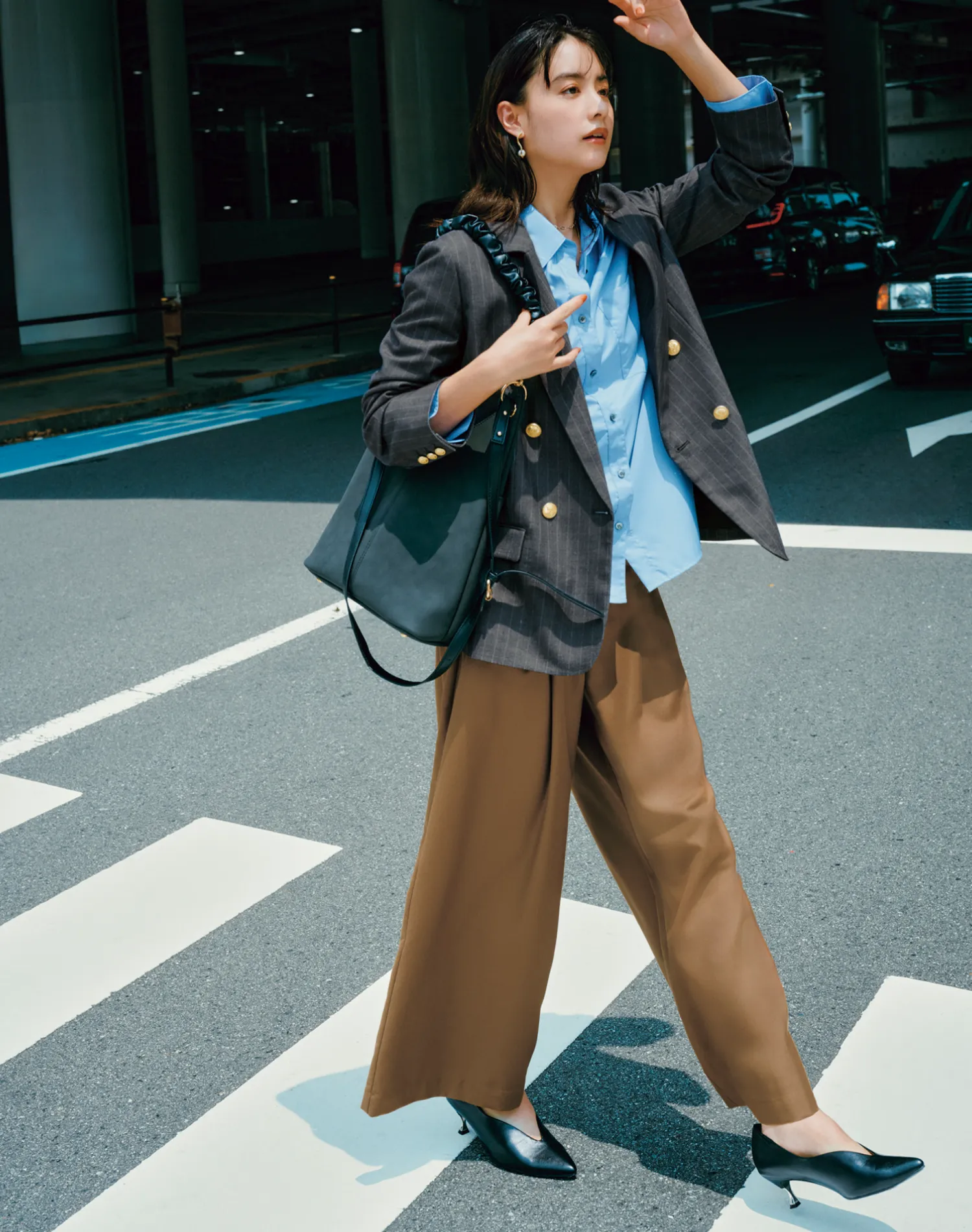 山本美月さん チェックジャケット着用画像