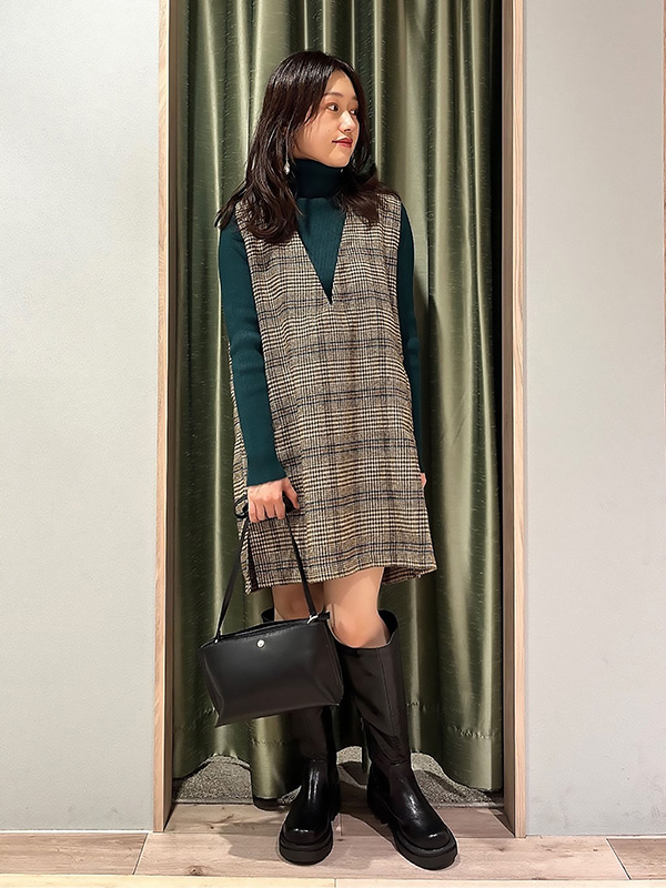 Vネック＆チェック柄で大人に着られるジャンスカ|30代 冬 コーデ