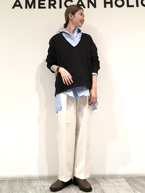 プレーンなブルーシャツは 一枚で重ね着にと大活躍|30代 冬 コーデ