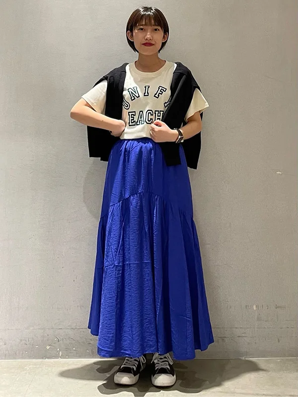 Tシャツに肩がけカーデの着こなし技で紫外線もおしゃれに防ぐ｜4月コーデ レディース