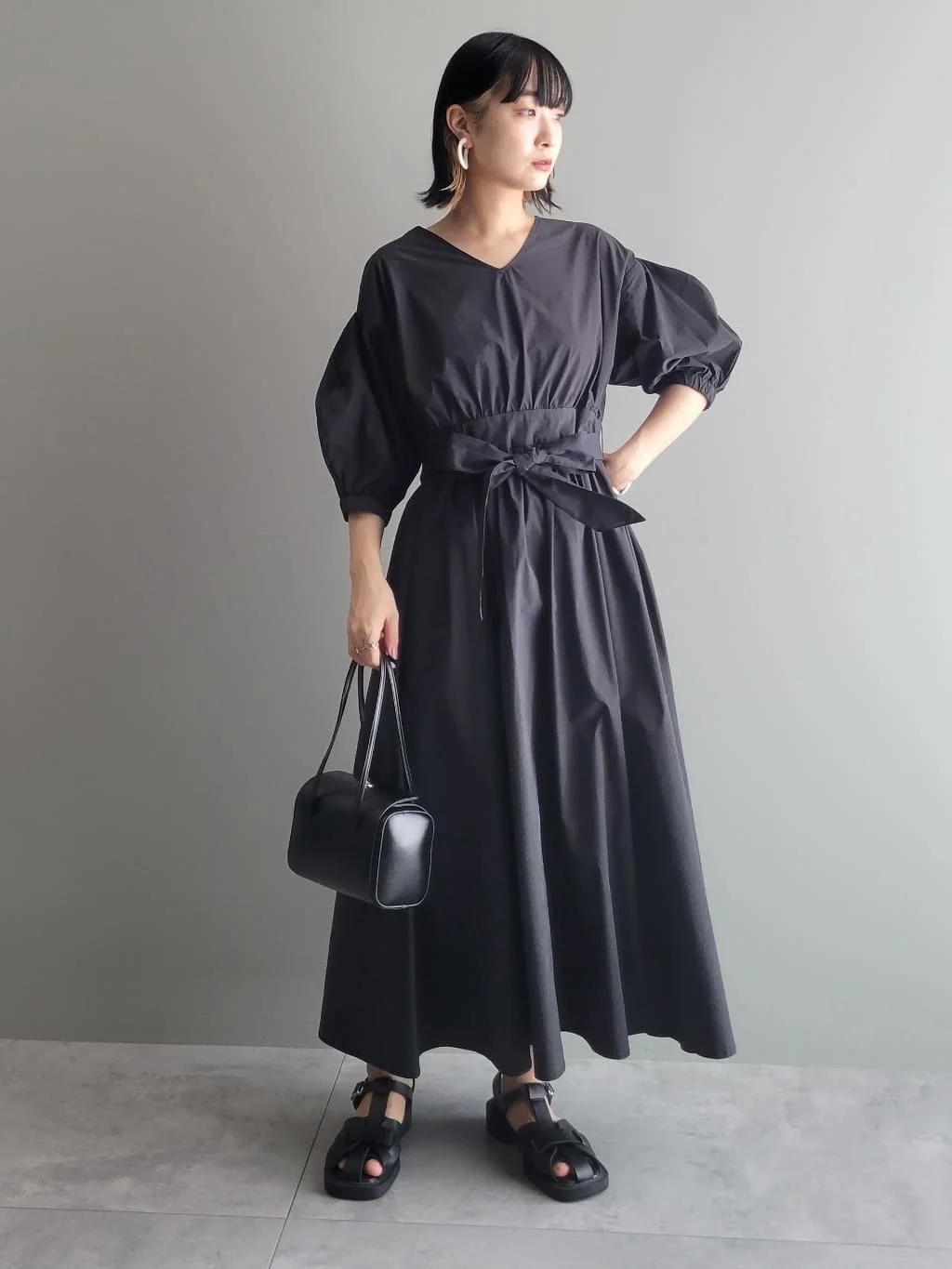 クールな黒ワンピはフェミニンなディテールで華やかに｜春 ワンピース コーデ