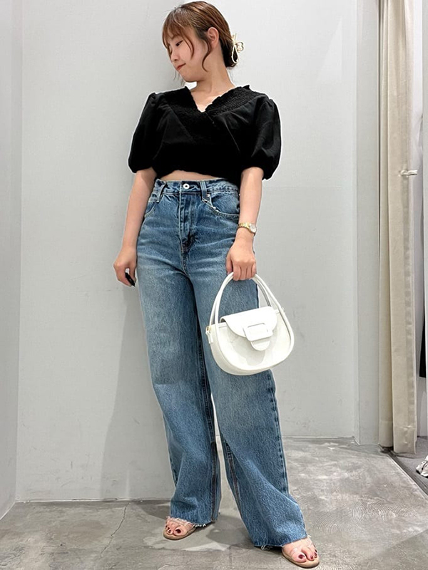肌見せが今っぽさをアップさせてくれるガーリーなデニムコーデ|夏 デート服