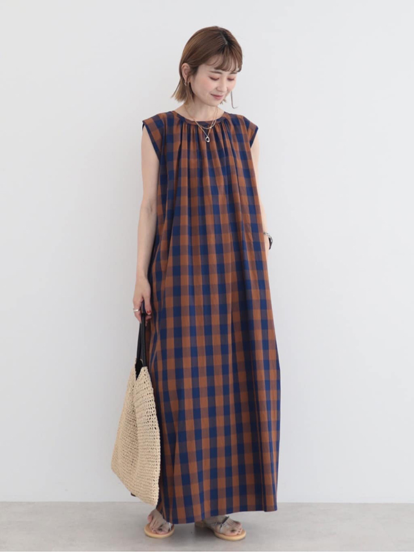 落ち着いた大人チェック柄が上品なワンピースコーデ|夏 デート服