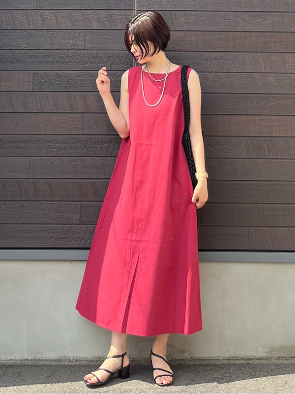 シンプルワンピースは華やかカラーで勝負を|夏 デート服