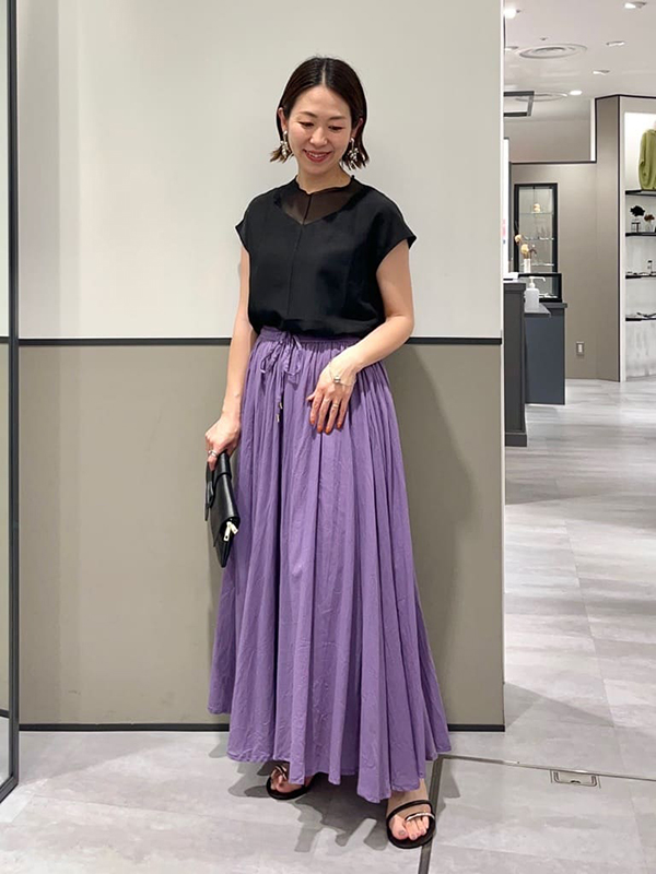 色気を感じるブラック×パープルのカラースカートコーデ|夏 デート服