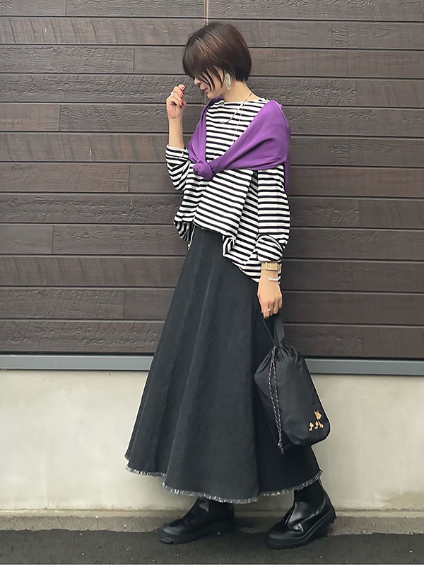 パープルニットの肩掛けでモノトーンが女っぽく|カーディガン 巻き方