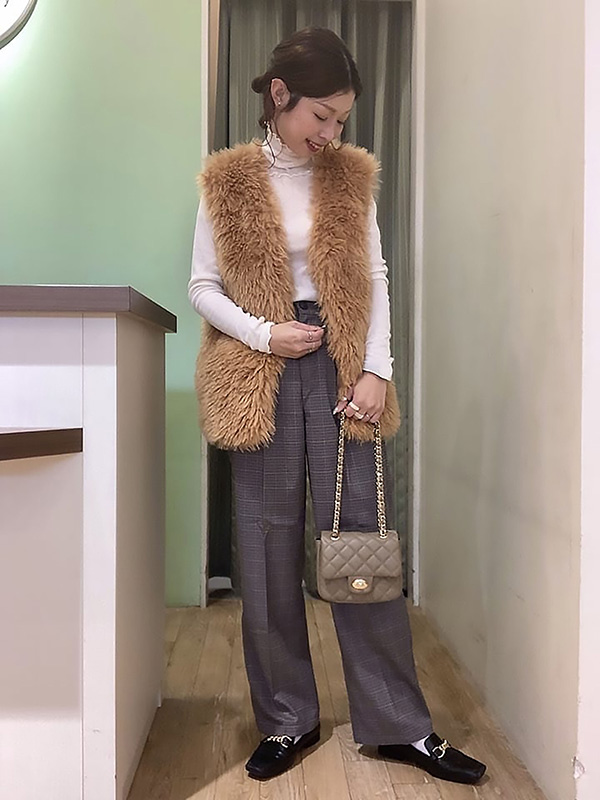チェック柄×ボアベストでシーズンムードを高めて|チェックパンツ コーデ