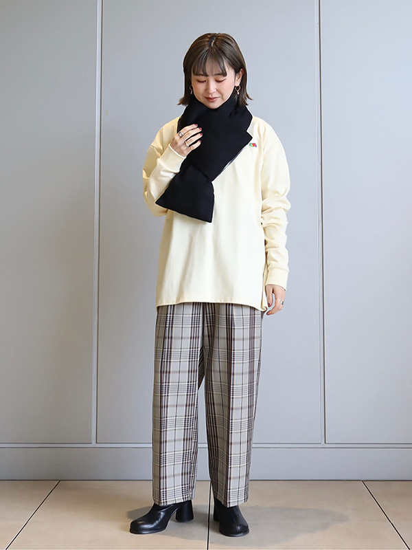 シンプルな白Tでチェック柄を引き立てて|チェックパンツ コーデ