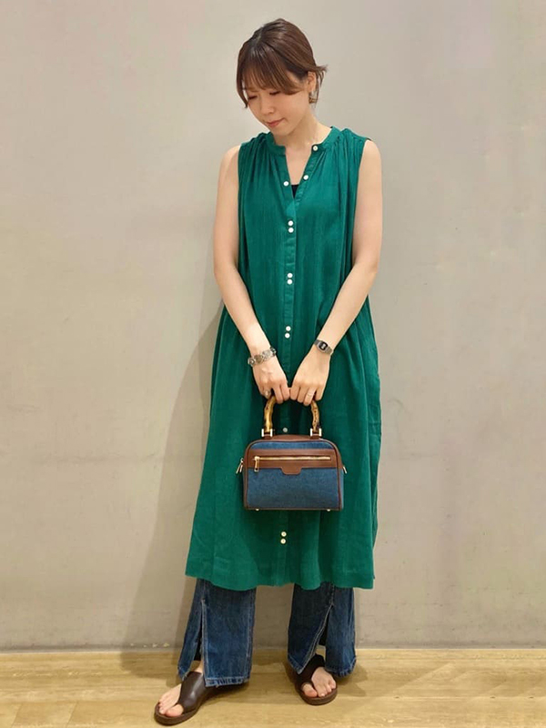 スリット入りデニムで 抜け感を手に入れて|夏 デート服