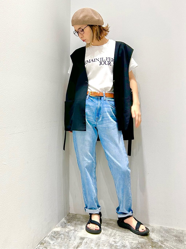 黒ベストを羽織って Tシャツ×デニムスタイルを格上げ|夏 デート服