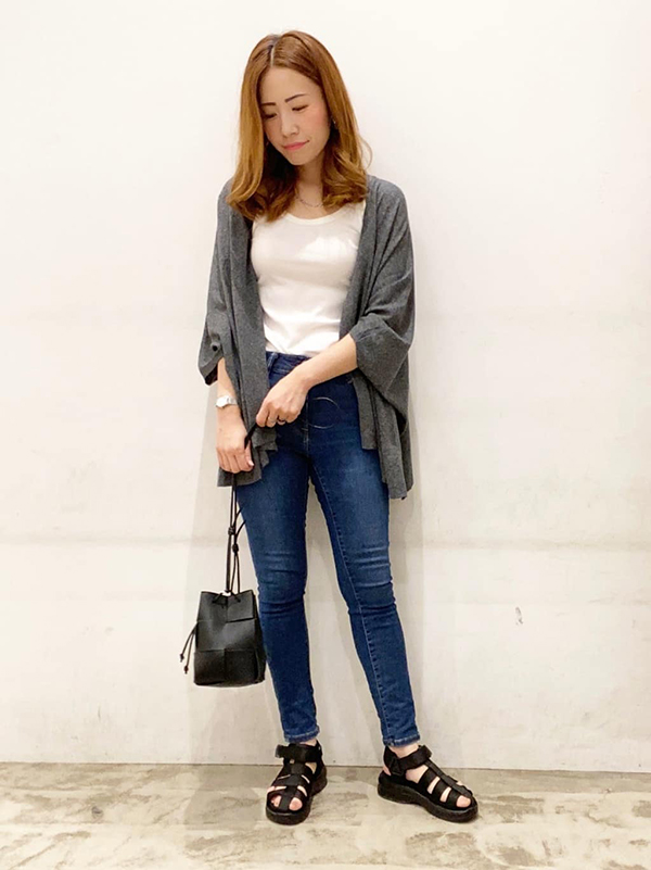 フィット感あるトップスで 女っぽく|夏 デート服