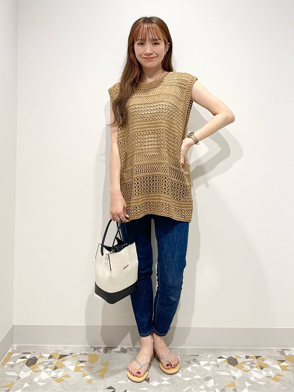透かし編みニットで 涼しく、今年らしく|夏 デート服