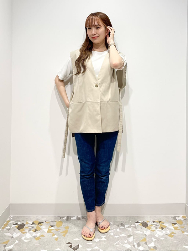 ゆったりトップスには テーパードデニムでメリハリを|夏 デート服