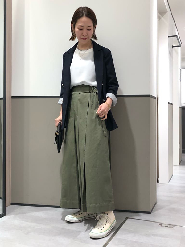 カーキ×ジャケットで程よく力の抜けたきれいめスタイルに | カーキ コーデ 着こなし