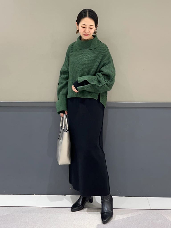 グリーンニット×黒ワンピで大人の華やかさを|ワンピースコーデ 冬